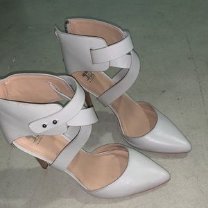 Joe’s wood white heel shoe